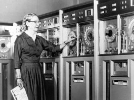 Grace Hopper; mejor conocida como Amazing Grace, nace el 9 de diciembre de 1906 en la ciudad de Nueva York, en el seno de una familia que estaba estrechamente vinculada con la marina de Estados Unidos. Su padre; era un corredor de seguros, mientras que su abuelo un ingeniero, quienes le inculcaron la necesidad de adquirir conocimientos, estudiar, para que esta desarrollara habilidades, que desde pequeña, demostró tener.