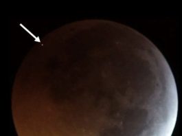 Un meteorito que se estrella contra la luna durante un eclipse lunar